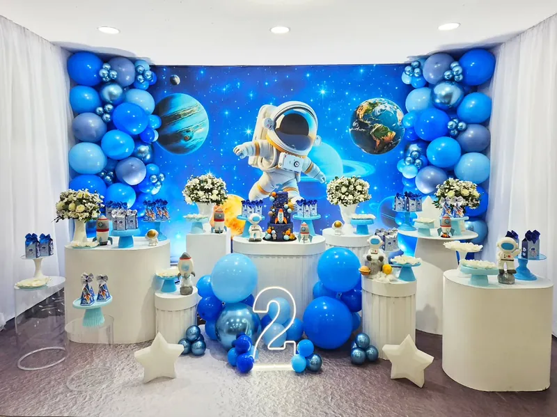 Decoração astronauta com painel de galáxia, planetas e balões azuis