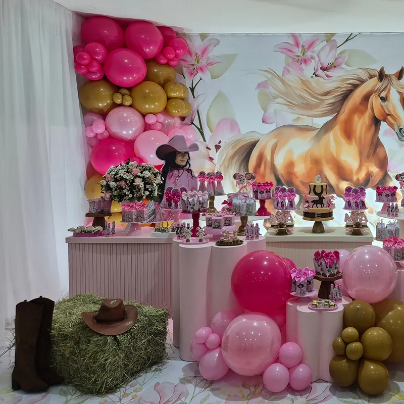 Decoração com tema cavalos, painel de cavalo pintado, balões rosa e fardo de feno