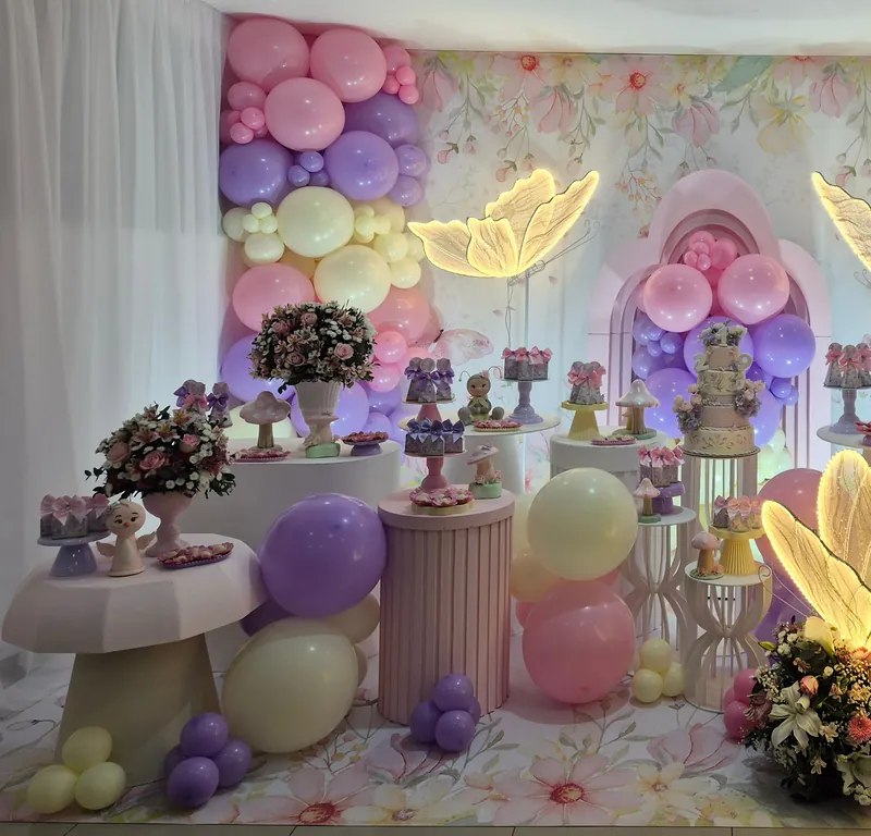 Decoração jardim encantado com borboletas iluminadas, flores e balões em lilás e amarelo